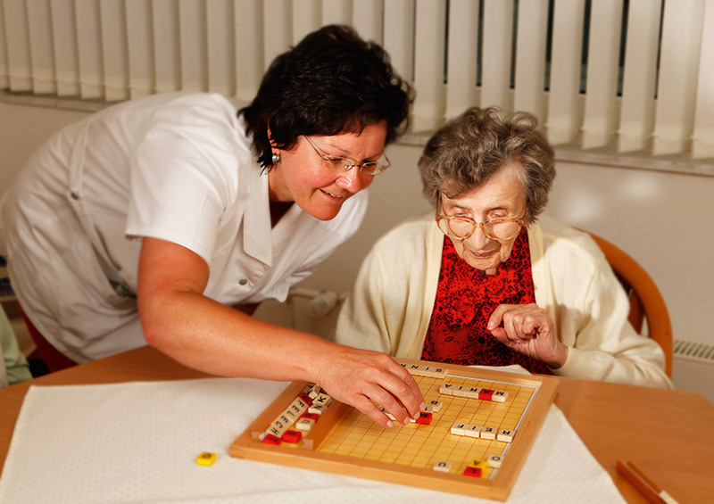 Scrabblespielen im Pflegeheim Hainichen
