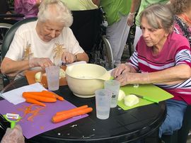 Bewohnerinnen helfen mit