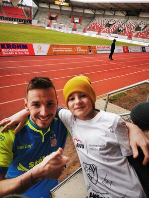 Die Spieler von Rotweiß Erfurt nahmen sich Zeit für die jungen Ehrengäste des Derbys