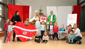 Weihnachtsengel und Erzieherin Katrin Hagen, Kita-Leiterin Carola Pfannschmidt (rechts), das Team und die Kinder übergaben das Geld heute Vormittag an Matthias Münch, ehrenamtlicher Mitarbeiter beim Kinderhospiz Mitteldeutschland 