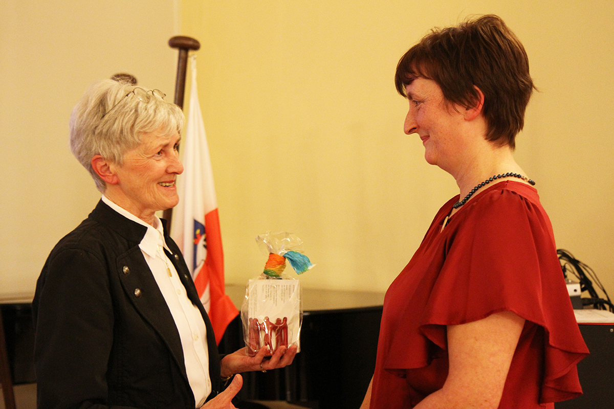Die ehemalige Koordinatorin Beate Liehmann (links) gratulierte ihrer Nachfolgerin Ines Ansorg zum Jubiläum.