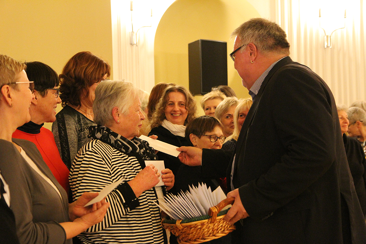 AWO AJS-Geschäftsführer Michael Hack verteilte Blumen und Geschenke an die Ehrenamtlichen.