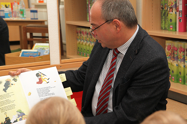 Der Gothaer Oberbürgermeister Knut Kreuch in der AWO Kita "Haus der Marienkinder"