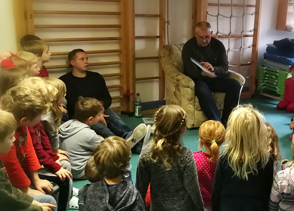 Jens Leffler, Bürgermeister der Gemeinde Drei Gleichen, hat den Kids der AWO Kita "Waidspatzen" einen Besuch abgestattet.