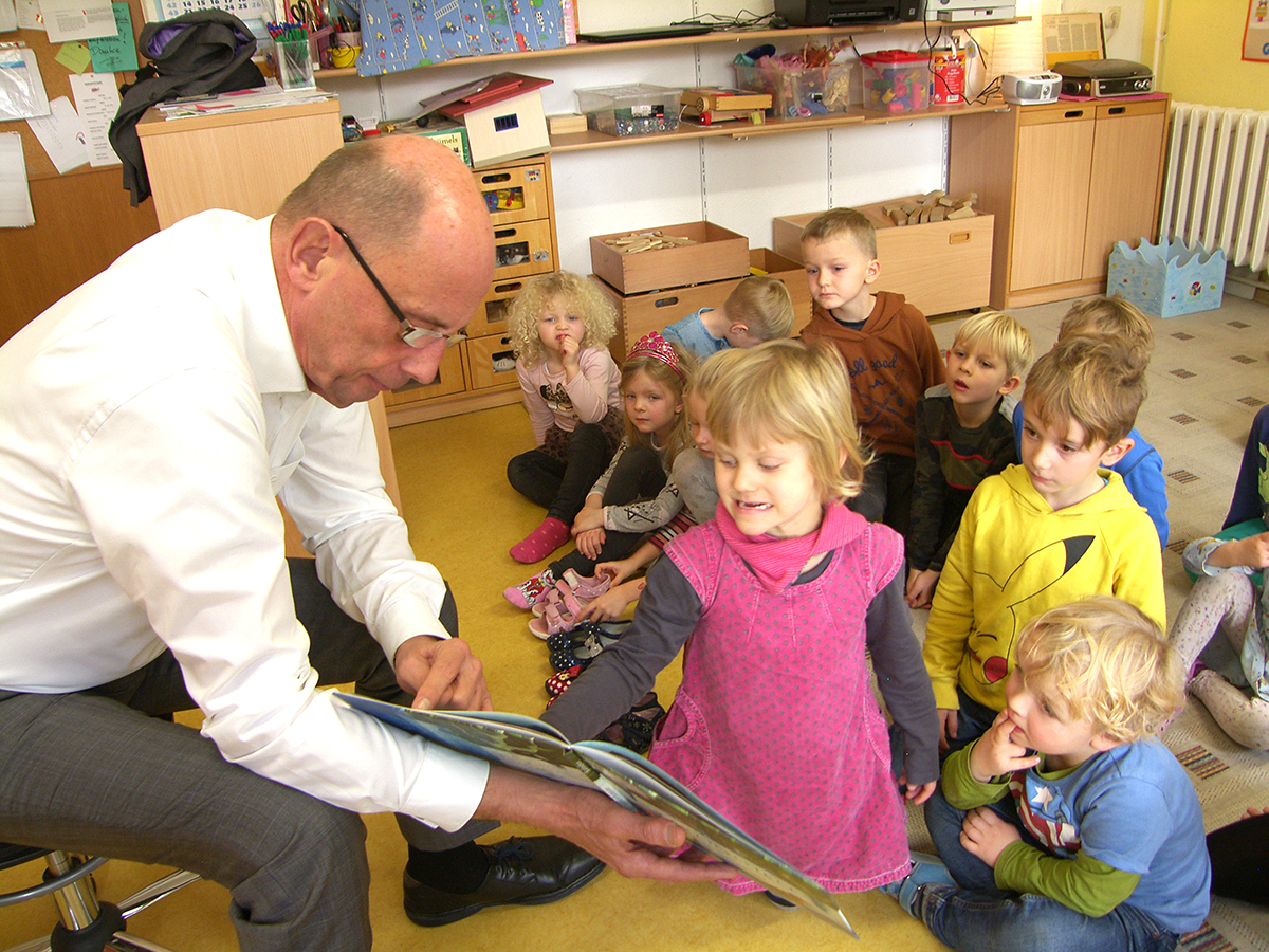 Wirtschaftsminister Wolfgang Tiefensee las im "Kinderhaus an der Schmalen Gera" vor