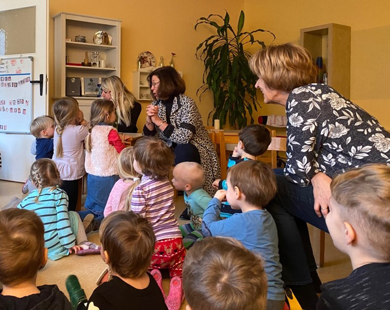 Kita-Kinder diskutieren mit der Bundestagsabgeordneten Antje Tillmann