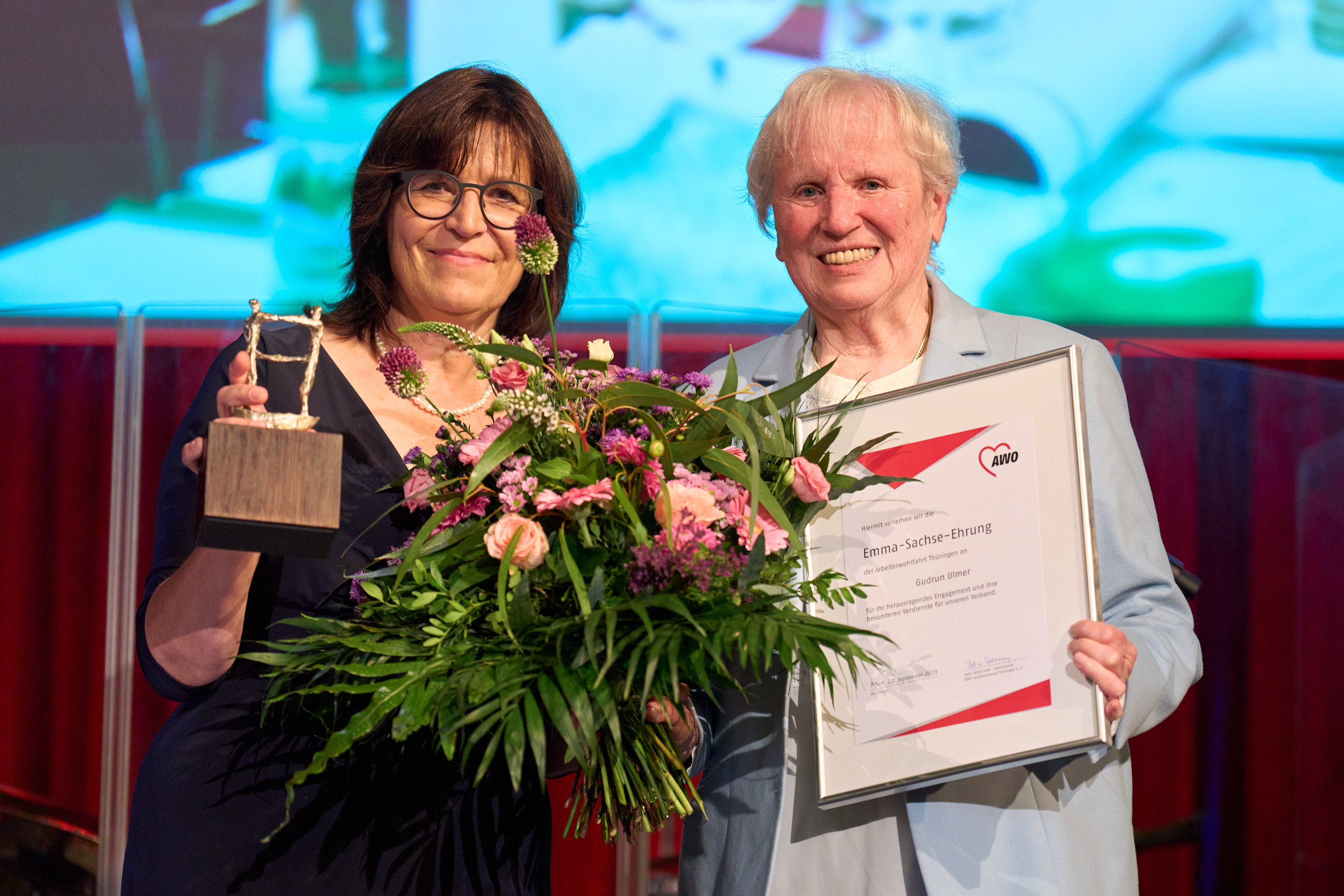 AWO-Landesvorsitzende Petra Rottschalk und Emma-Sachse-Preisträgerin Gudrun Ulmer