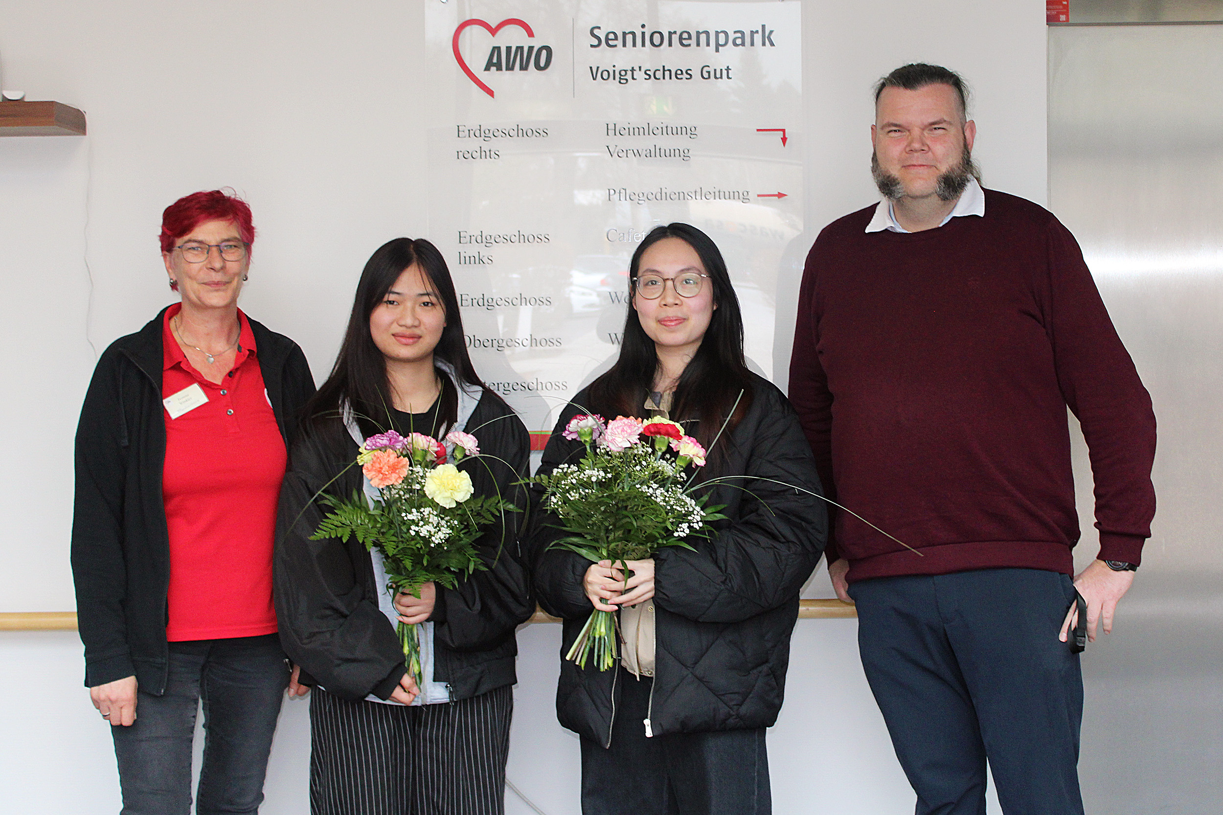 Thi Bao Nhi Do und Thi Phuong Tao Thrin gemeinsam mit Einrichtungsleiter Martin Flach und Pflegedienstleiterin Ivonne Winkler im AWO Seniorenpark „Voigt’sches Gut“ in Rositz