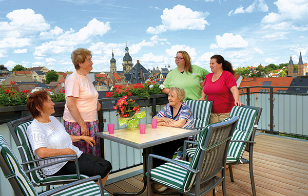 Seniorengruppe auf dem Balkon der Senioren-WG in Altenburg