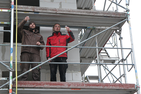 Johannes Stolze (links) von der Dachdeckerfirma "Glückauf" aus Sonneberg sprach den Richtspruch.
